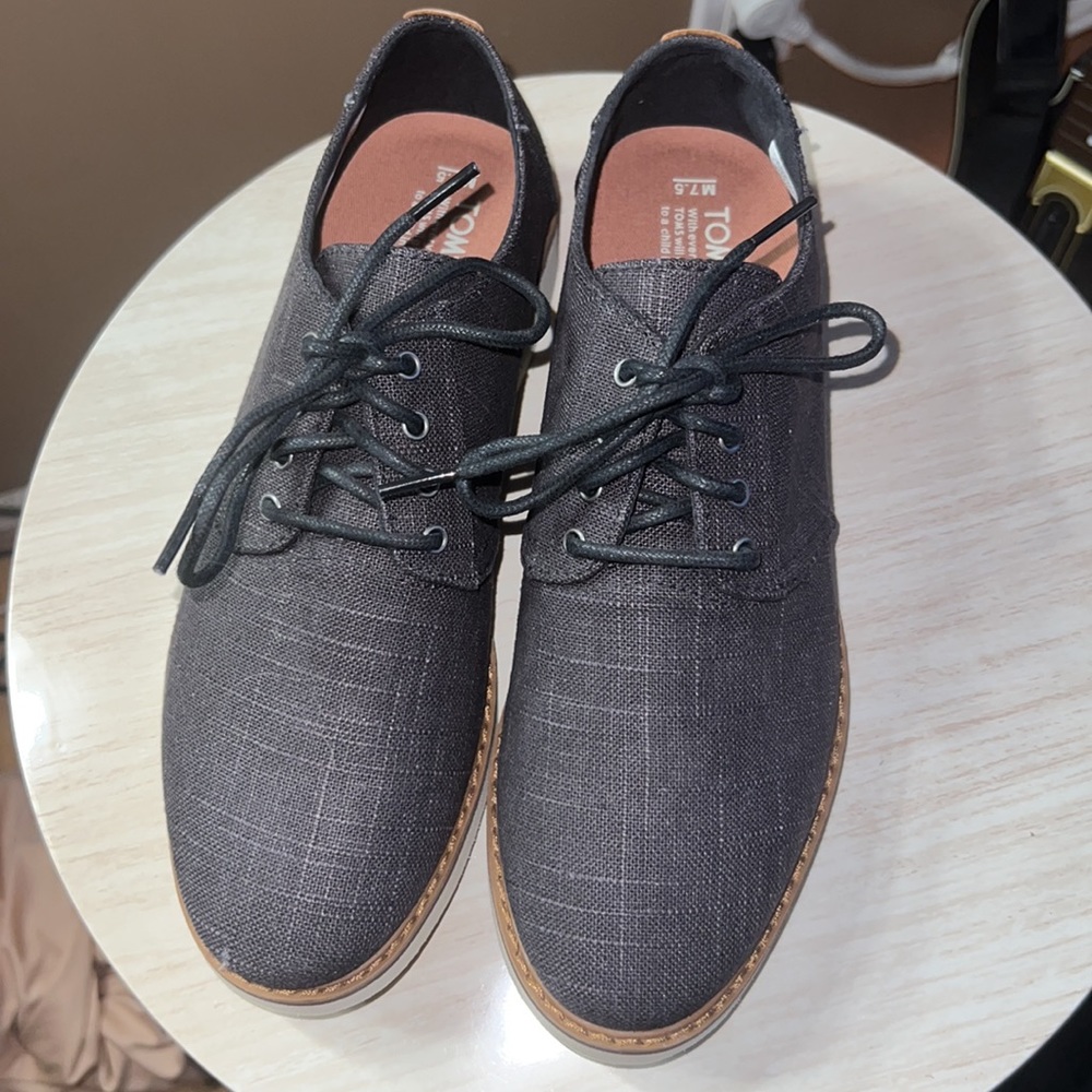 TOMS Men Size 7.5 loafers 👞 Brand new only worn once